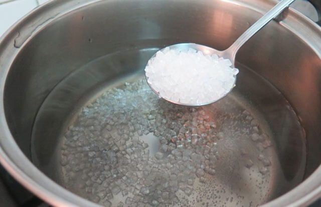 Cách trị gián trong tủ quần áo bằng nước đường