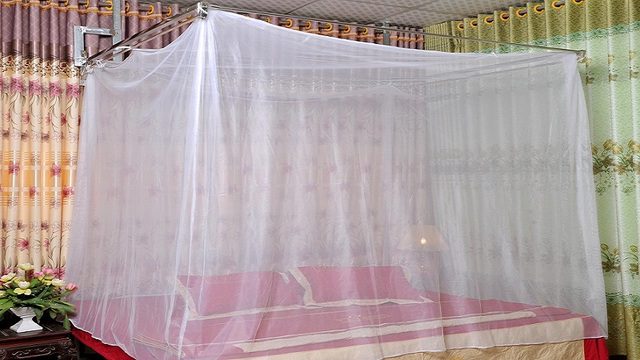 Mắc màn khi ngủ