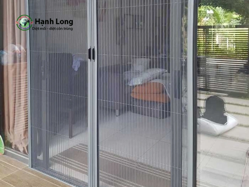 phun thuốc diệt côn trùng tại nhà