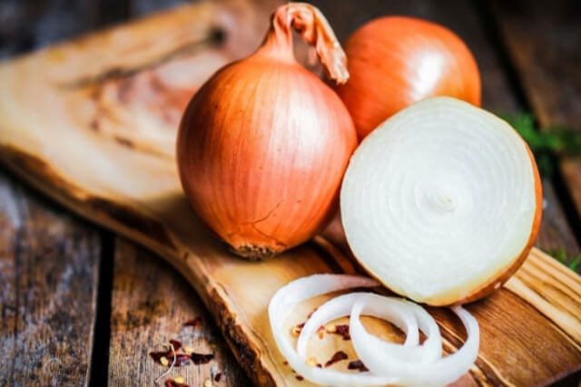 Cách trị gián trong tủ quần áo bằng hành tây