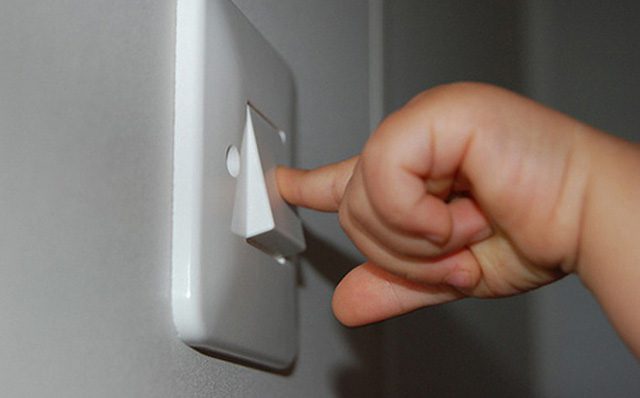 Tắt đèn điện để mối không bay vào nhà